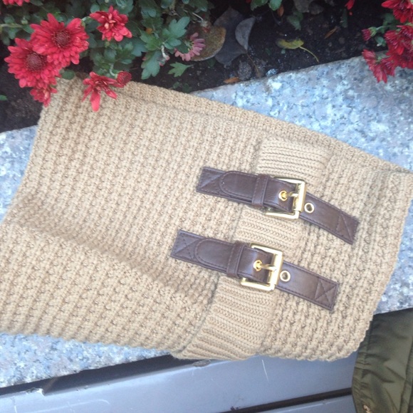 MK buckle circle scarf