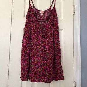 Super cute floral dress w buttons!