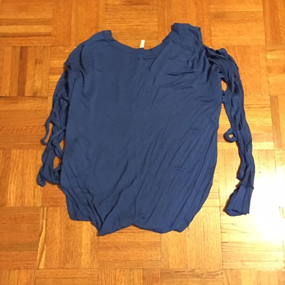 NWOT Blue tee with shredded sleeves - Picture 2 of 3