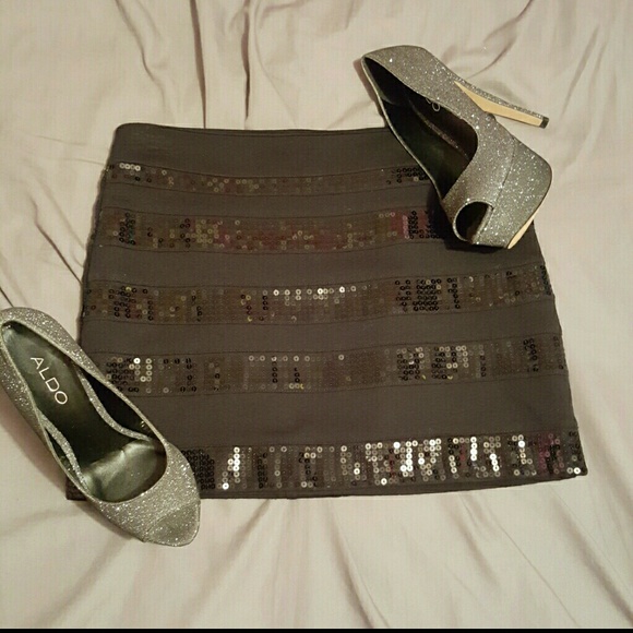 🔥SOLD🔥NWOT black sequin skirt!