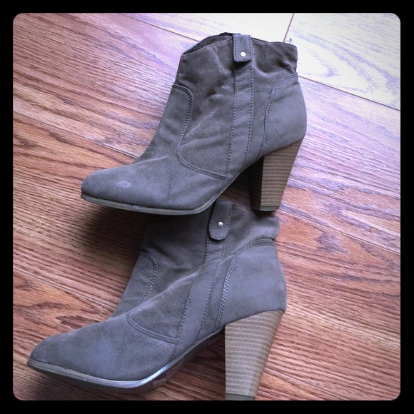 Super Cute Olive Green Booties! 🎈