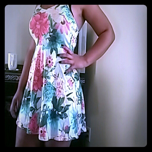 Cute a** floral dress ?? - Picture 1 of 2
