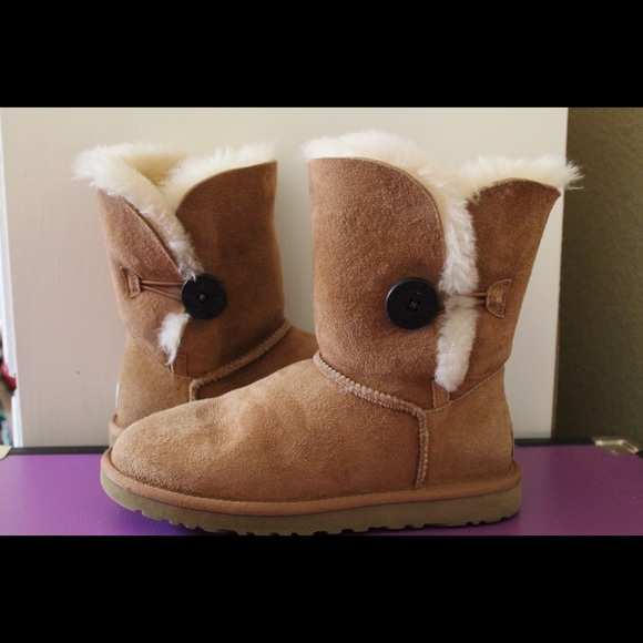 Ugg chestnut Bailey button size 6