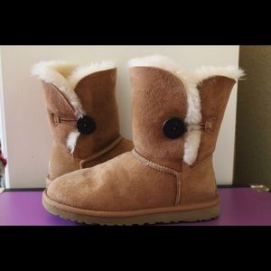 Ugg chestnut Bailey button size 6