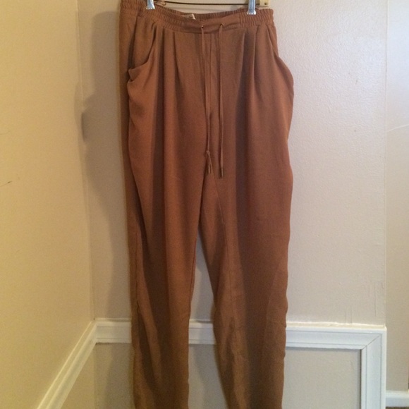 Comfy and Classic tan pants - Picture 2 of 2
