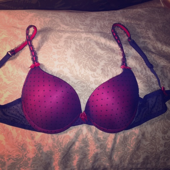 34B VS bra