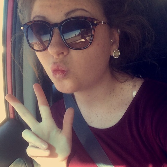 Meet your Posher, Madison - Picture 1 of 1