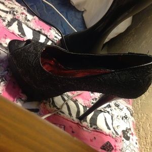 De Blossom Collection black lace heels 6.5