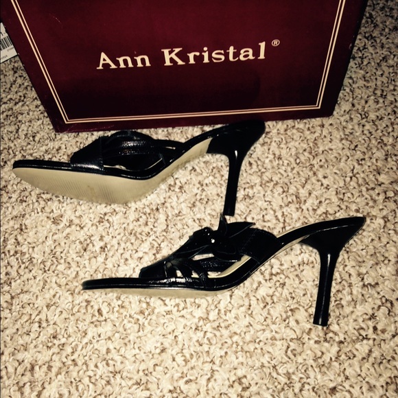 black leather butterfly detail sandals - Picture 2 of 4