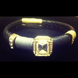 Accent bracelet with magnetic latch