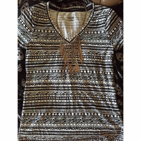 Mossimo Black & White tee❤️