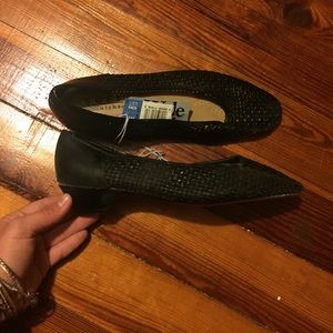 Woven flat with small heal