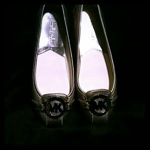 SALE!!!***BRAND NEW NEVER WORN Leather Flat