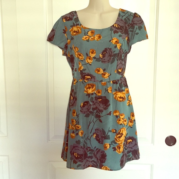 Mimi Chica Dresses & Skirts - Floral dress