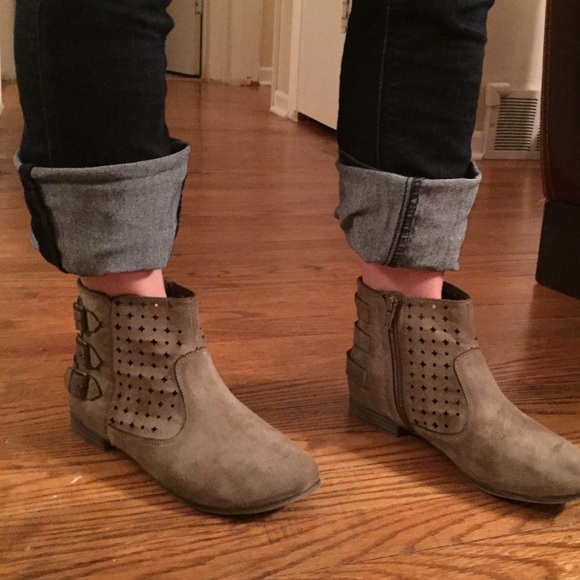 Grey flat boots wit cut out detail and buckle 6