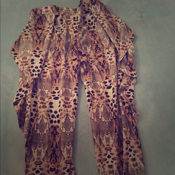Bebe high waisted-winged leopard print pant