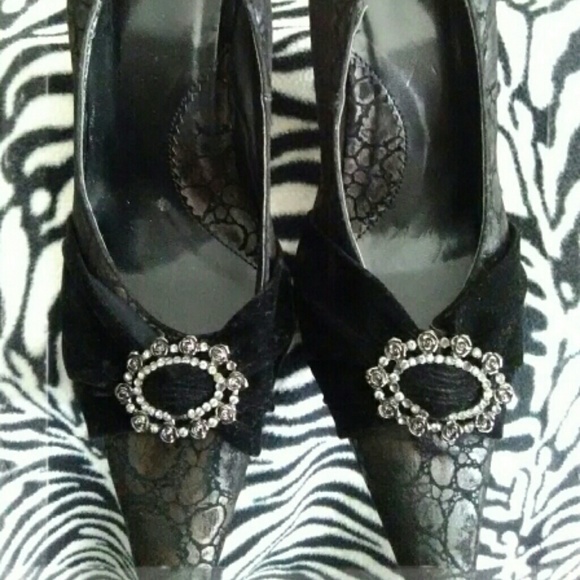 Size 10 black high heel (listed as 11) - Picture 1 of 2