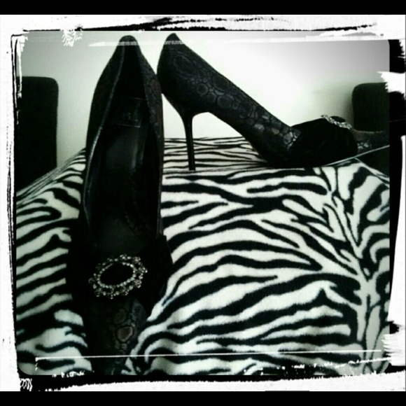 Size 10 black high heel (listed as 11) - Picture 2 of 2