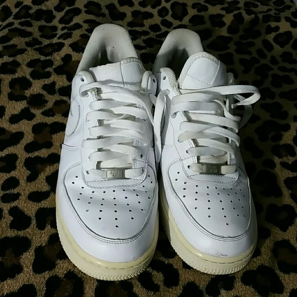 MEN GENTLY USED NIKE SHOES SIZE 7.5***MEN