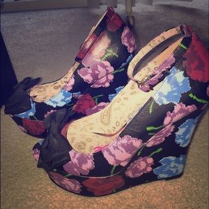 Brand new Betseyville floral wedges
