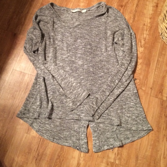 Gibson grey top with buttons up the back✨