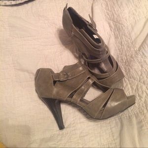 SALE 🚨 Olive Gladiator style shooties