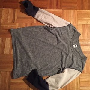 Grey cotton t-shirt striped ombré sleeve.