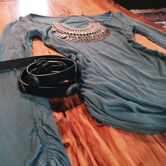 Guess Long Sleeve Tee - Picture 2 of 2