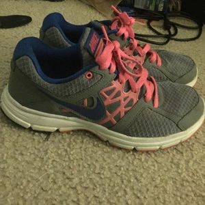 Nike women's shoes sz 9 hardley warn