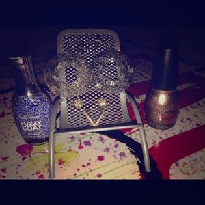 Nail polish & earrings🤘🏼