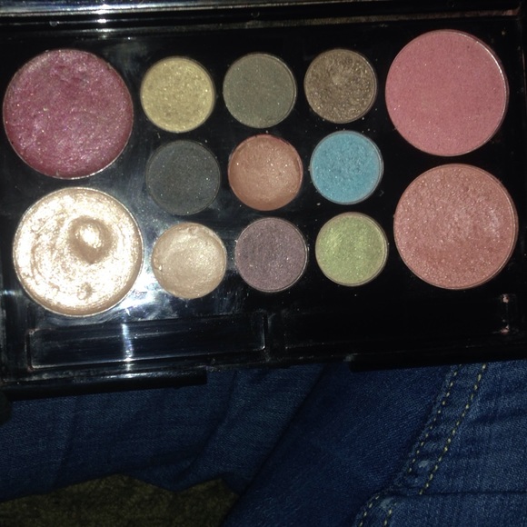 Makeup kit. - Picture 2 of 2