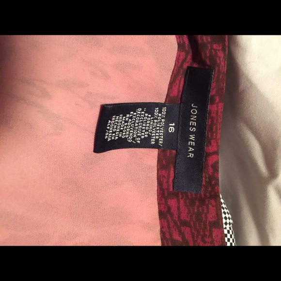 Jones wear pink and brown top. Nice design - Picture 2 of 2