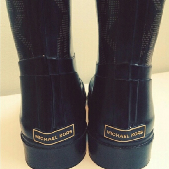 Rain boots sz 7 OFFERS!!!!!
