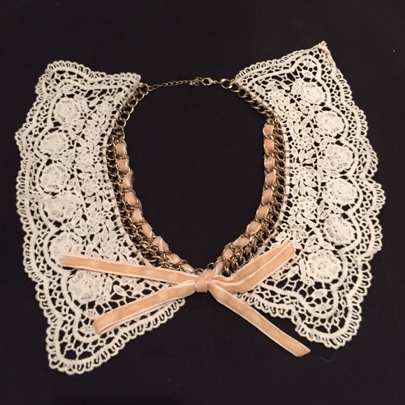 Collar like necklace