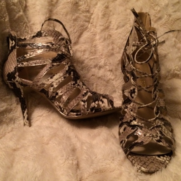 New Nine West nude snake