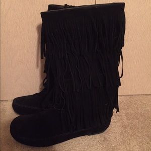 Women's black boots with fringe