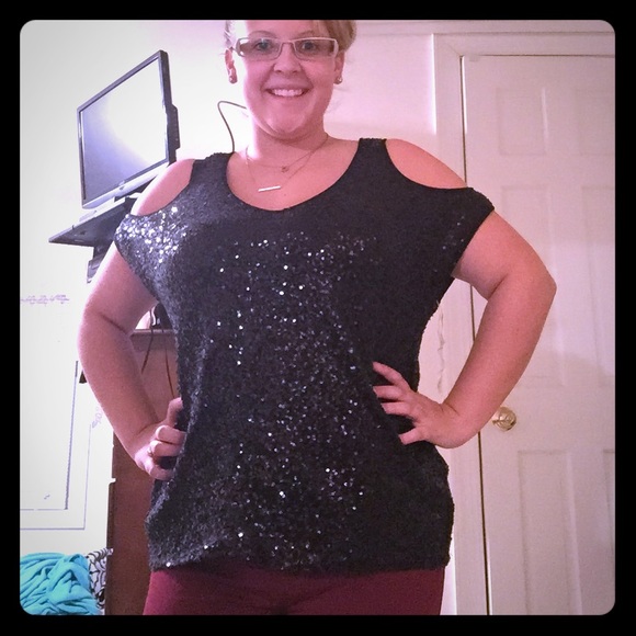Super cute sequined black top!