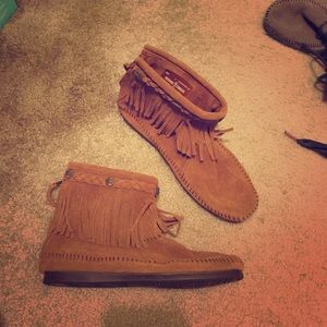 Minnetonka moccasin shoes tan fringe