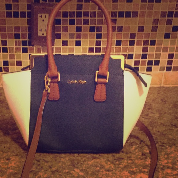 Calvin Klein Handbags - Calvin Klein Small Handbag🎉🎉🎉🎉🎉