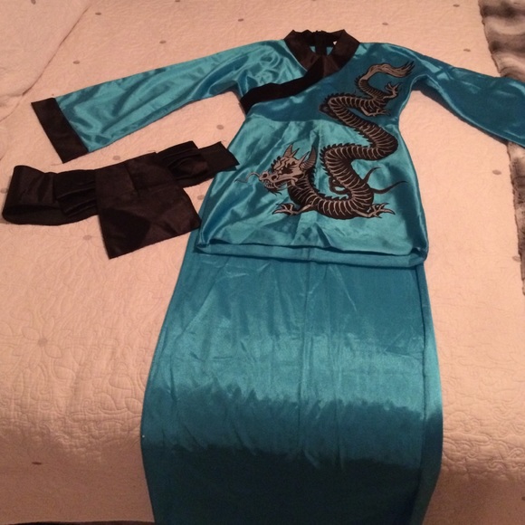 Geisha Costume-PRICE REDUCED - Picture 2 of 4