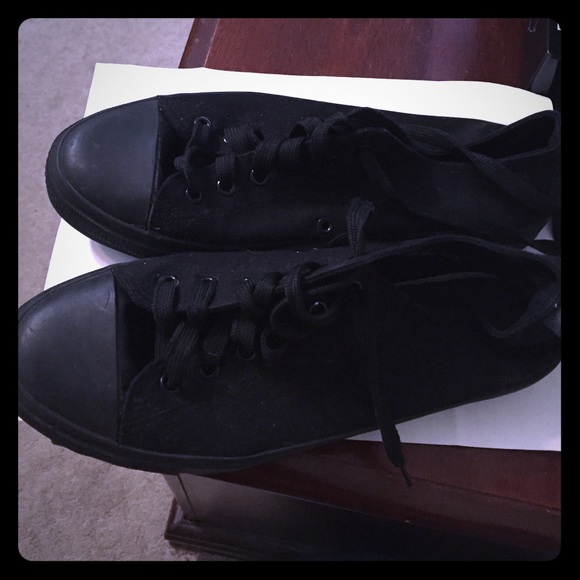 Black tennis shoes