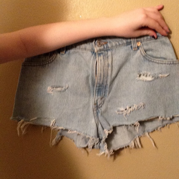 Slightly high waisted ripped shorts - Picture 2 of 3