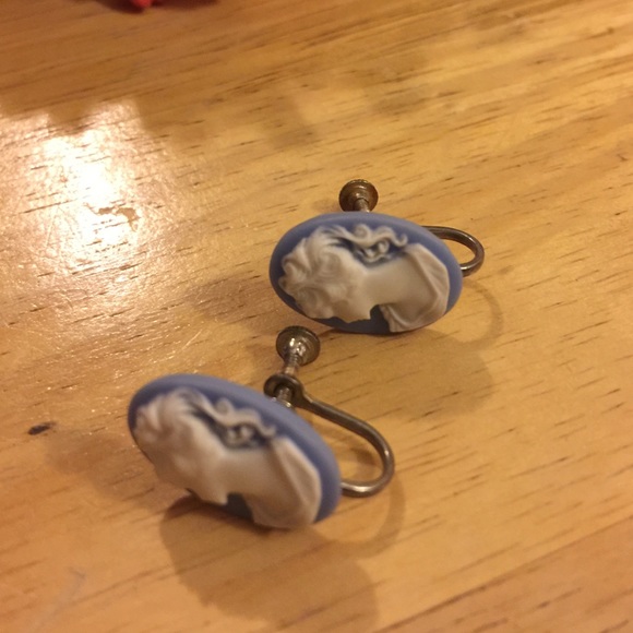 Vintage screw back sterling cameo earring - Picture 2 of 3