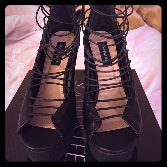 Shoe Dazzle Black faux snakeskin wedges 💂🏼🐍💣