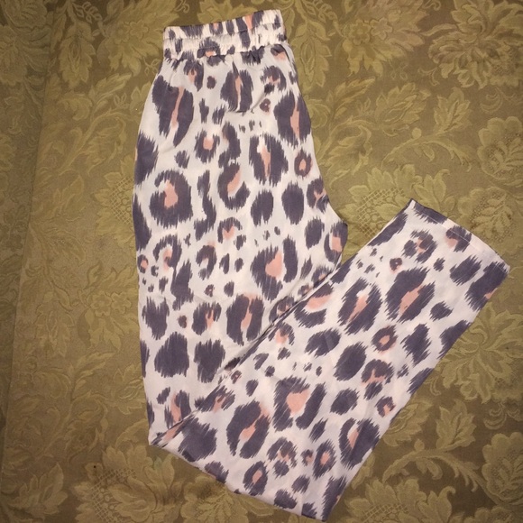 Leopard print; ankle tight pants