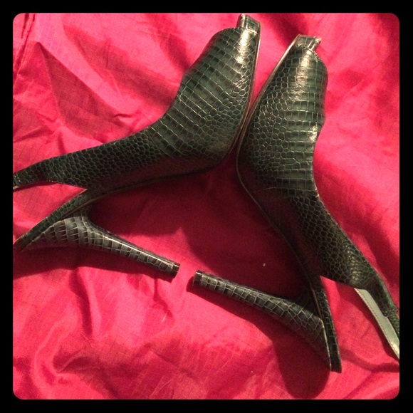 ***SOLD***Dark green crocodile leather heels