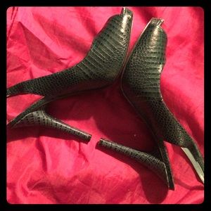 ***SOLD***Dark green crocodile leather heels