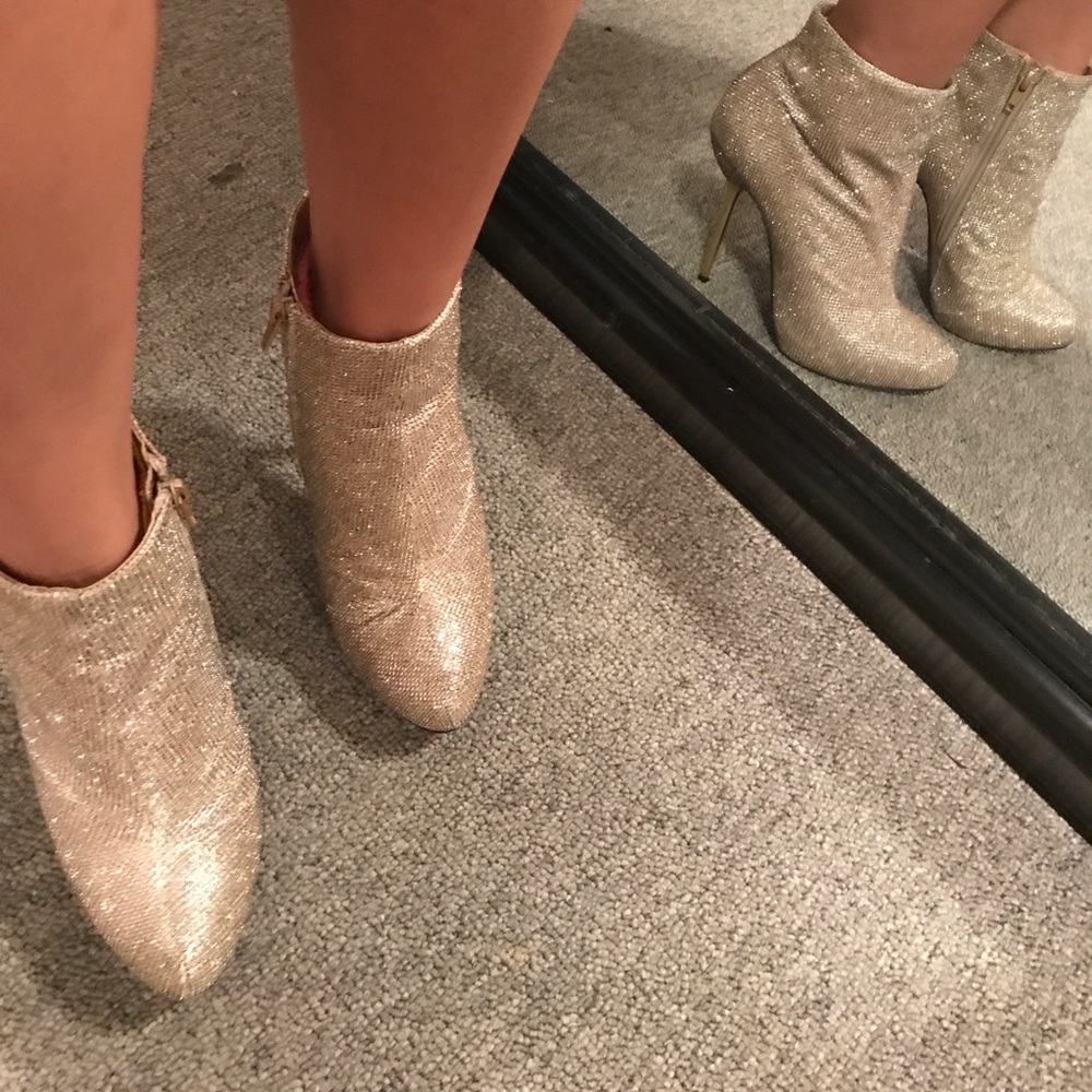 Gold shimmery bootie sz:6