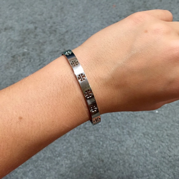 tory burch pierced t bangle