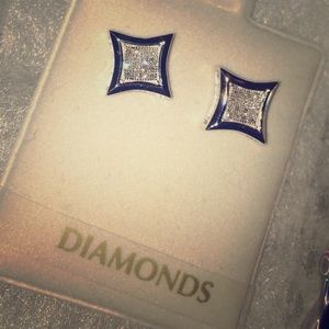Diamond Stud Earrings!! BRAND NEW 💎💎